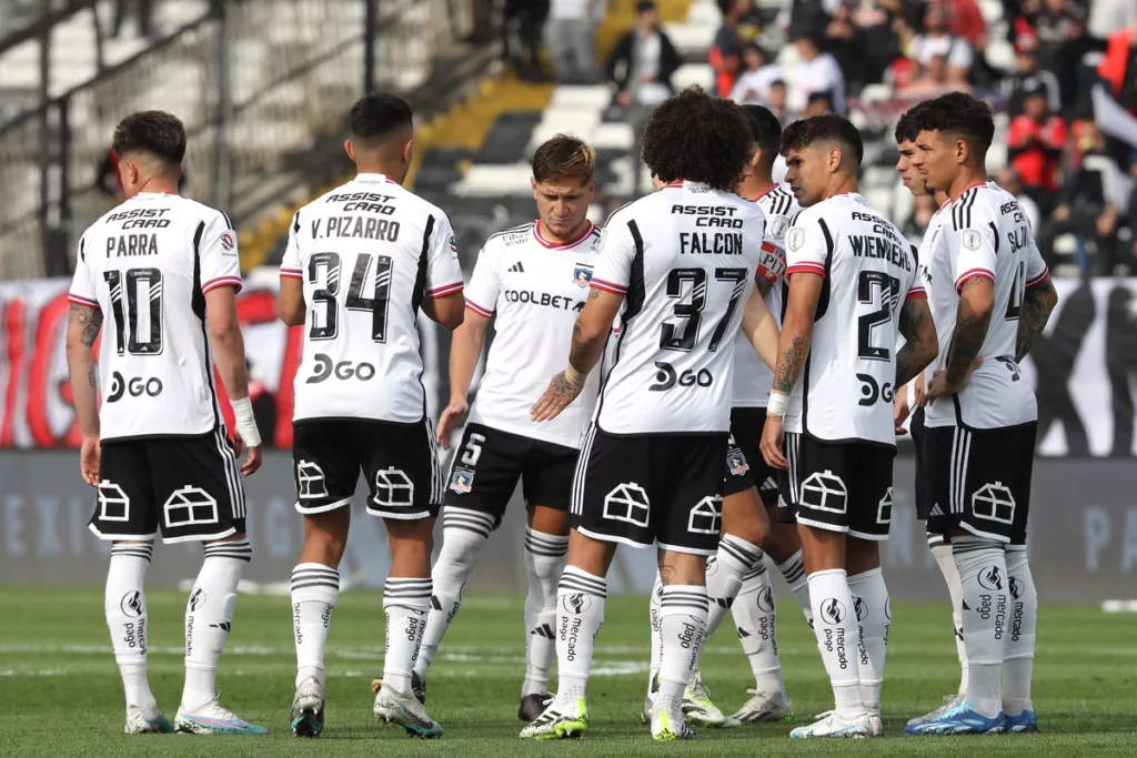 Jugadores de Colo-Colo dentro de la cancha principal del Estadio Monumental.