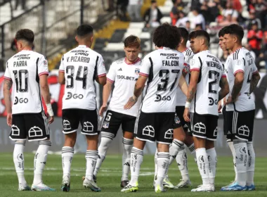 Jugadores de Colo-Colo dentro de la cancha principal del Estadio Monumental.