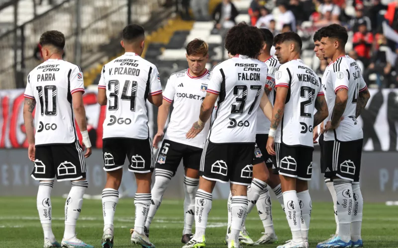 Jugadores de Colo-Colo dentro de la cancha principal del Estadio Monumental.