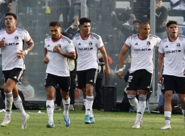Jugadores de Colo-Colo dentro de la cancha.