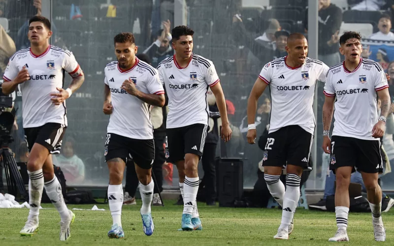 Jugadores de Colo-Colo dentro de la cancha.