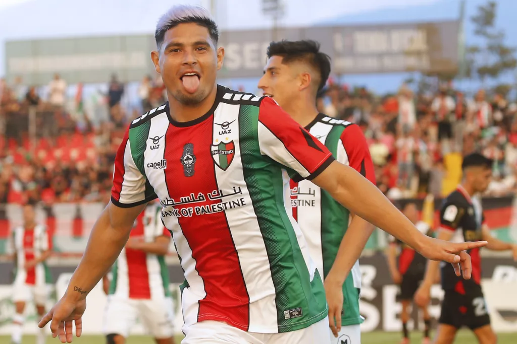 Maximiliano Salas celebrando un gol por Palestino.