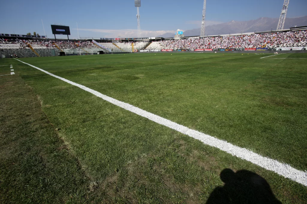 La cancha principal del Estadio Monumental antes del partido entre Colo-Colo y Unión Española por la fecha 29 del Campeonato Nacional.