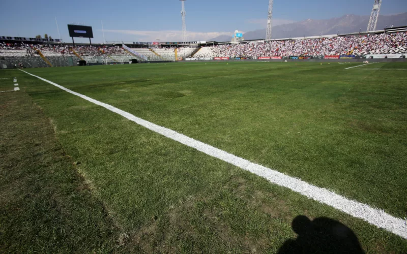 La cancha principal del Estadio Monumental antes del partido entre Colo-Colo y Unión Española por la fecha 29 del Campeonato Nacional.