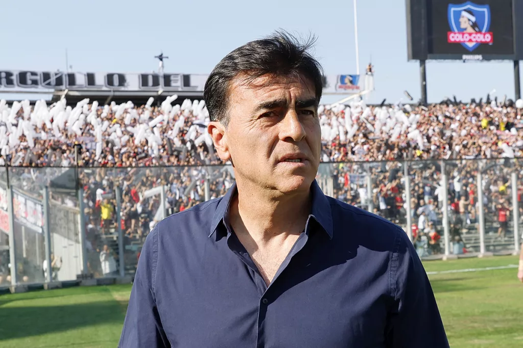 Gustavo Quinteros caminando en la cancha principal del Estadio Monumental.