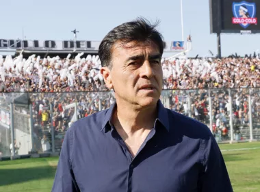 Gustavo Quinteros caminando en la cancha principal del Estadio Monumental.