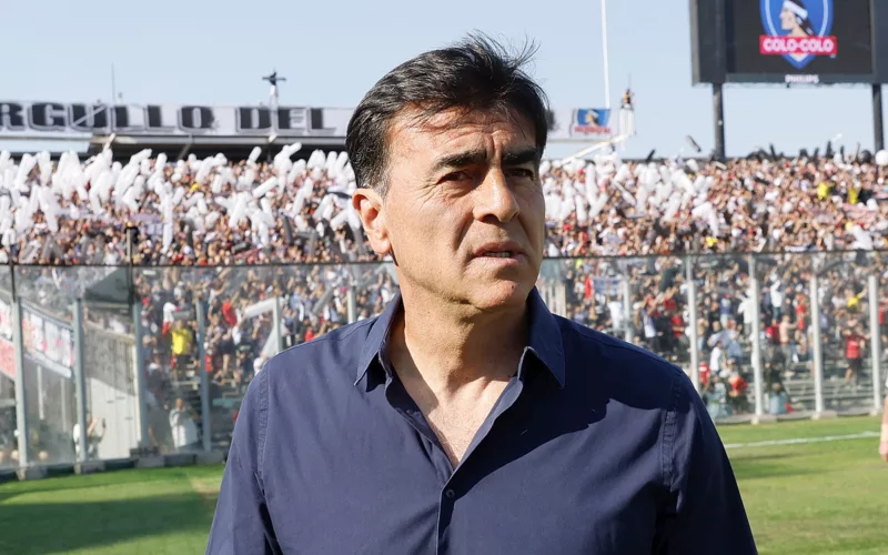 Gustavo Quinteros caminando en la cancha principal del Estadio Monumental.