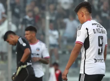 Jugadores de Colo-Colo cabizbajos durante un partido por el Campeonato Nacional.