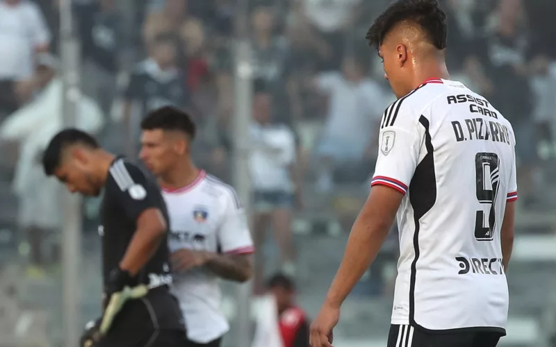 Jugadores de Colo-Colo cabizbajos durante un partido por el Campeonato Nacional.