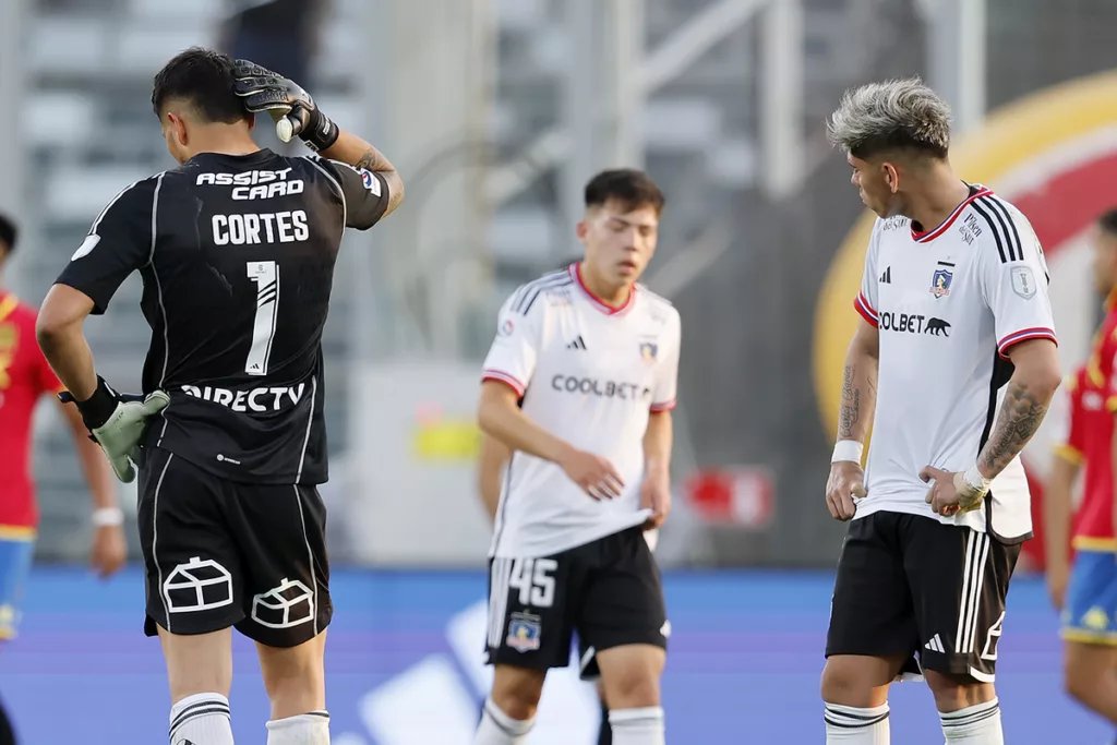 Jugadores de Colo-Colo lamentándose tras perder frente a Unión Española por la fecha 29 del Campeonato Nacional.