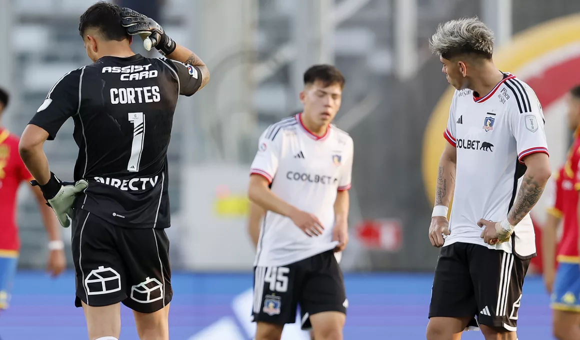 Jugadores de Colo-Colo lamentándose tras perder frente a Unión Española por la fecha 29 del Campeonato Nacional.