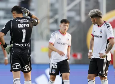 Jugadores de Colo-Colo lamentándose tras perder frente a Unión Española por la fecha 29 del Campeonato Nacional.