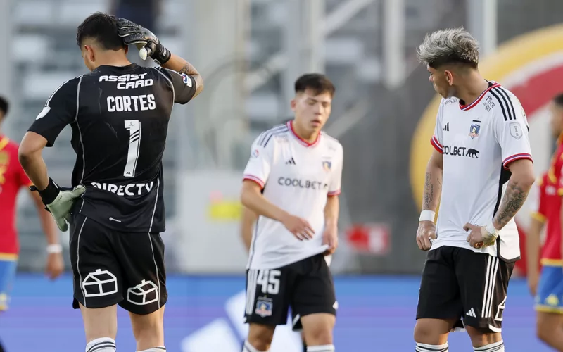 Jugadores de Colo-Colo lamentándose tras perder frente a Unión Española por la fecha 29 del Campeonato Nacional.