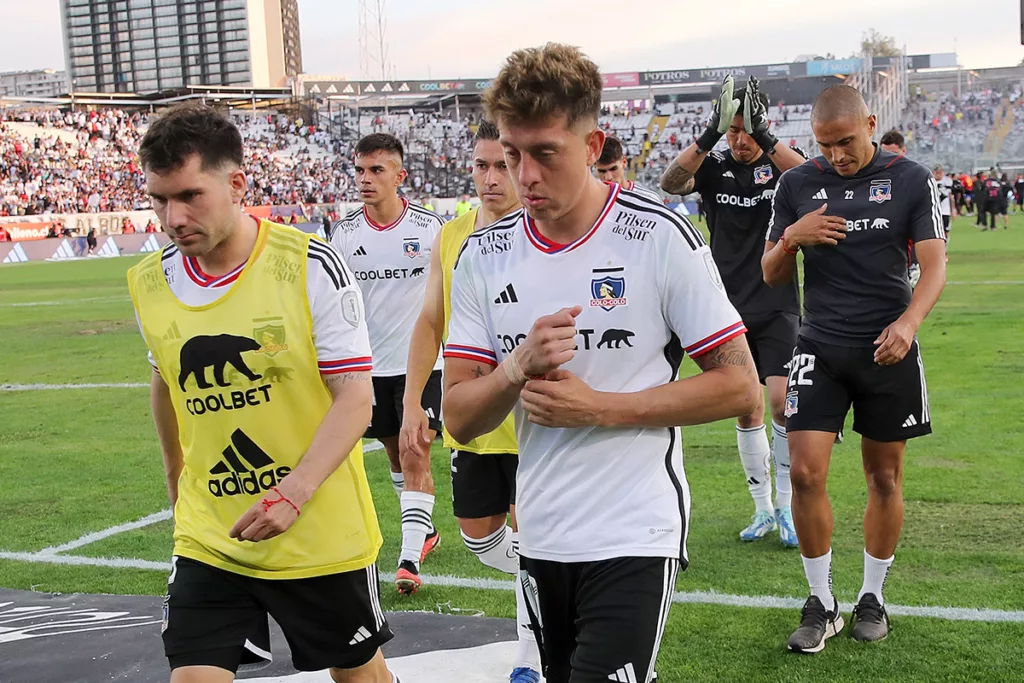 Jugadores de Colo-Colo cabizbajos saliendo de la cancha principal del Estadio Monumental.