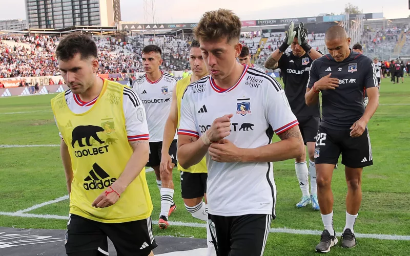 Jugadores de Colo-Colo cabizbajos saliendo de la cancha principal del Estadio Monumental.