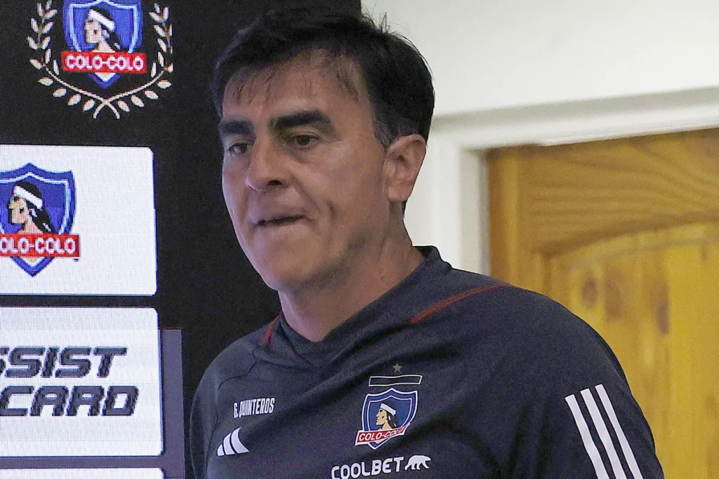 Gustavo Quinteros con indumentaria de Colo-Colo.