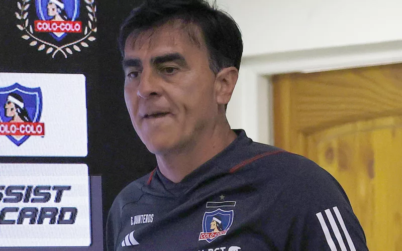 Gustavo Quinteros con indumentaria de Colo-Colo.