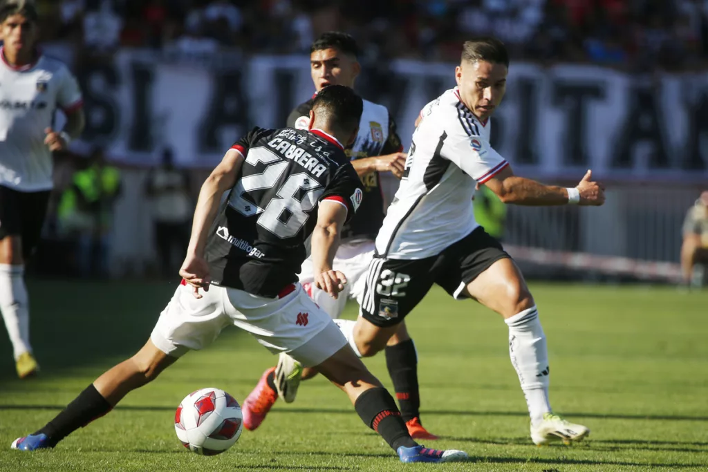 Óscar Opazo enfrentando a un jugador de Curicó Unido.