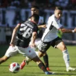 Óscar Opazo enfrentando a un jugador de Curicó Unido.