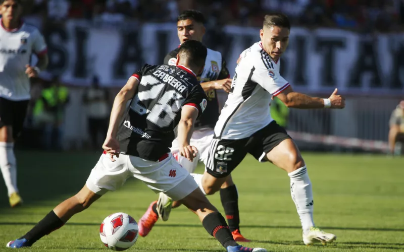 Óscar Opazo enfrentando a un jugador de Curicó Unido.