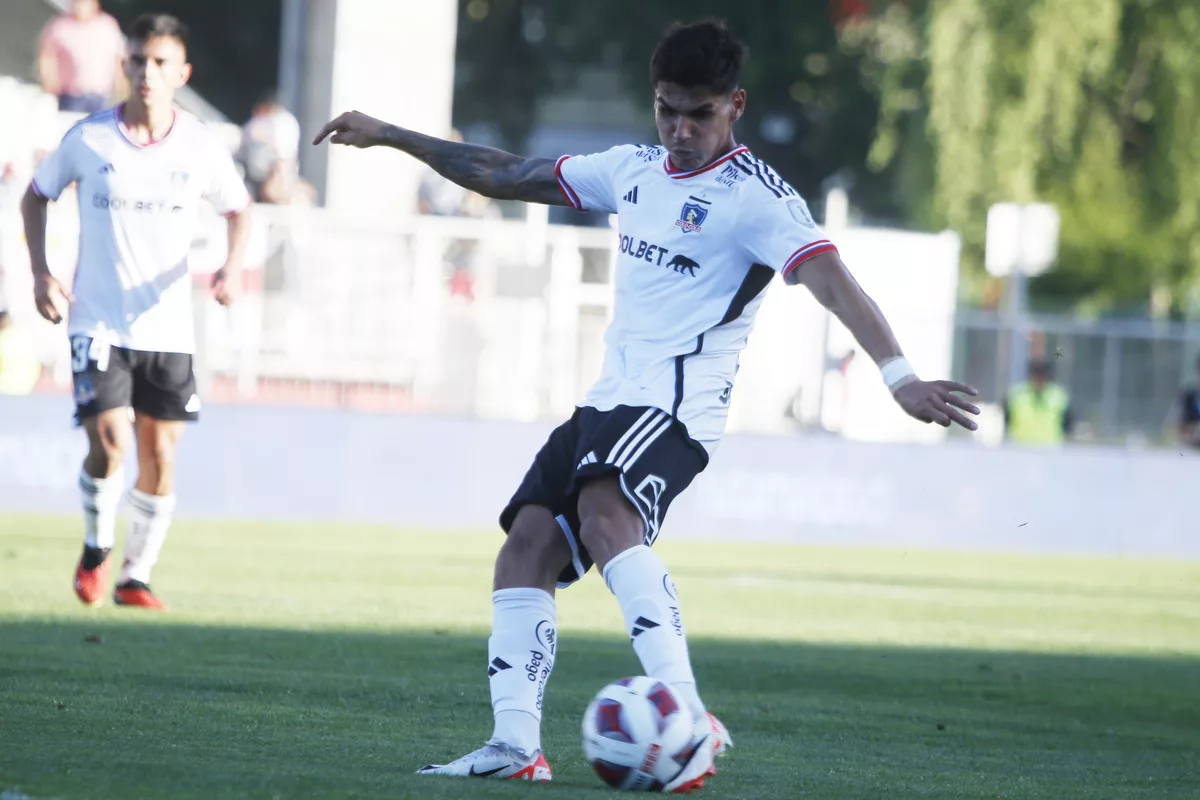 Erick Wiemberg pegándole al balón jugando por Colo-Colo.