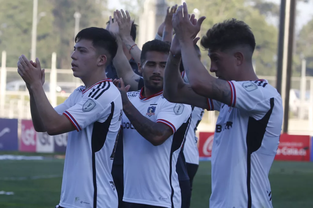 Jugadores de Colo-Colo aplaudiendo a los hinchas en el Estadio La Granja.