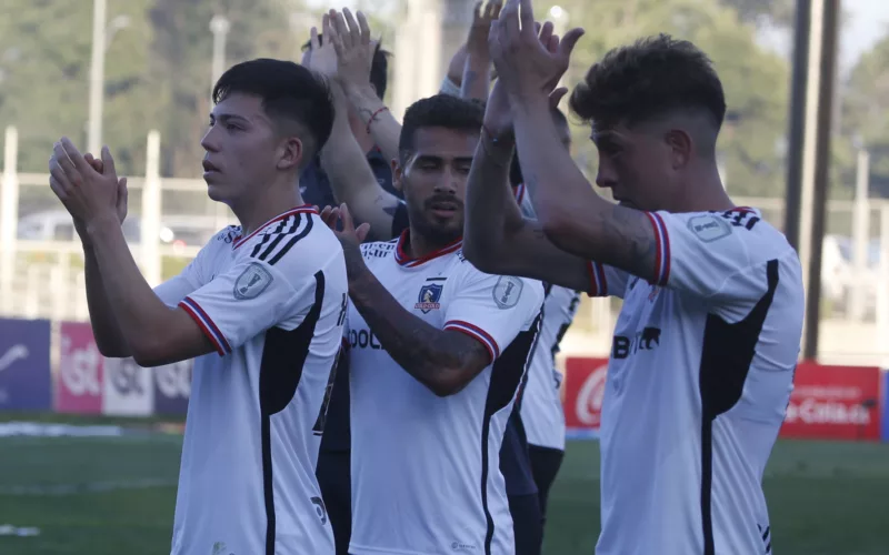 Jugadores de Colo-Colo aplaudiendo a los hinchas en el Estadio La Granja.