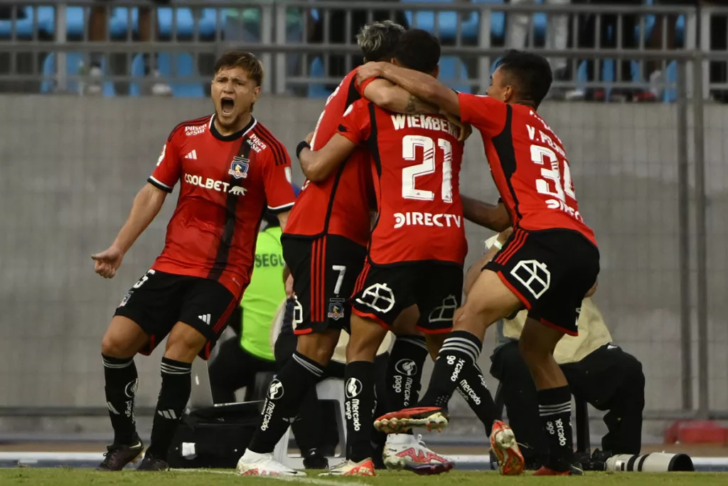 Jugadores de Colo-Colo celebrando un gol.