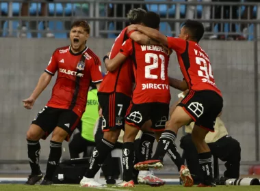 Jugadores de Colo-Colo celebrando un gol.