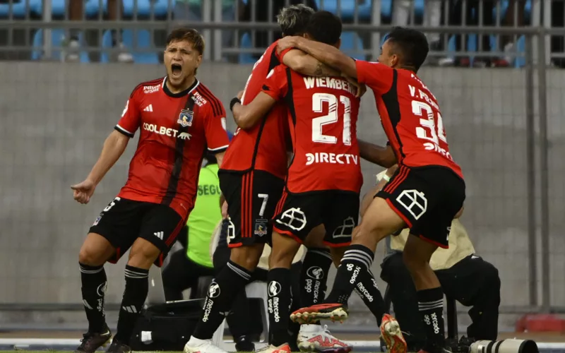 Jugadores de Colo-Colo celebrando un gol.