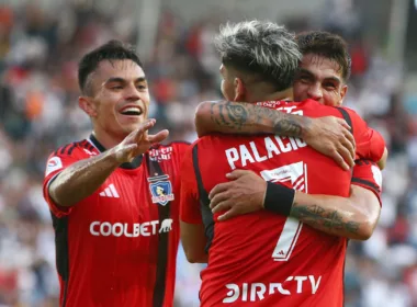 Jugadores de Colo-Colo celebrando un gol.