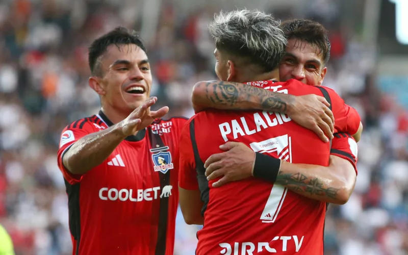 Jugadores de Colo-Colo celebrando un gol.