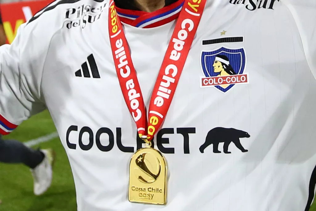 Camiseta de Colo-Colo con la medalla de campeón de la Copa Chile.