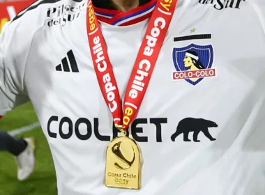 Camiseta de Colo-Colo con la medalla de campeón de la Copa Chile.