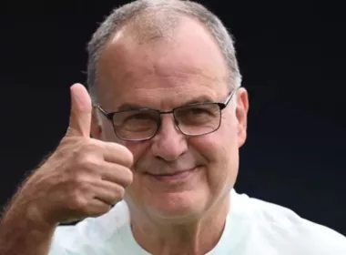 Marcelo Bielsa sonriendo con el pulgar de su mano derecha arriba.