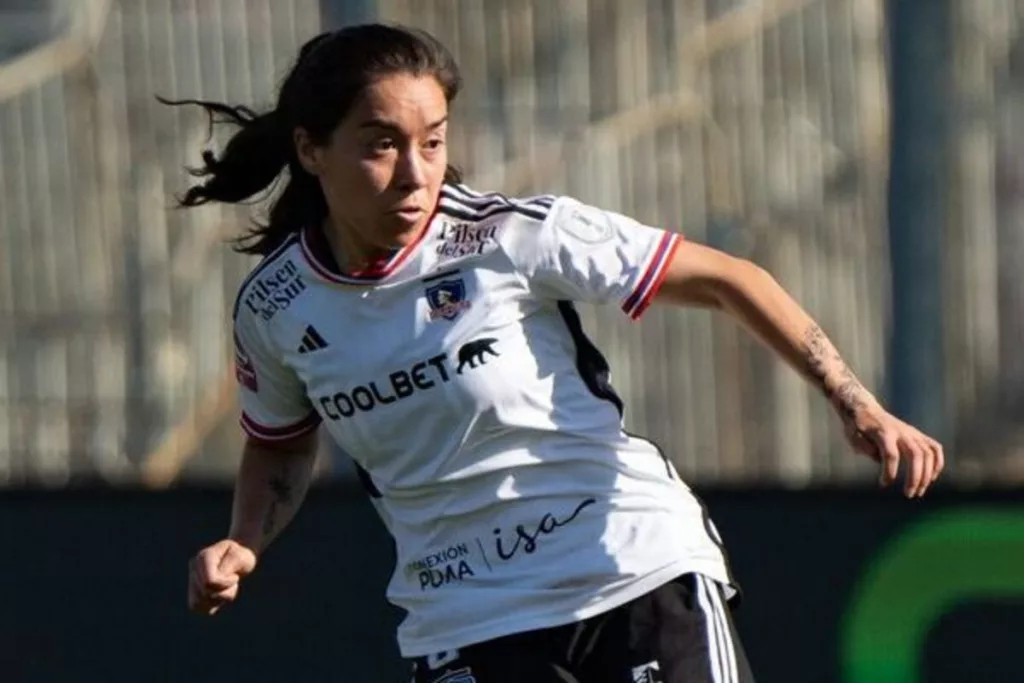 Yastin Jiménez jugando un partido por Colo-Colo Femenino.