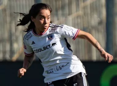 Yastin Jiménez jugando un partido por Colo-Colo Femenino.