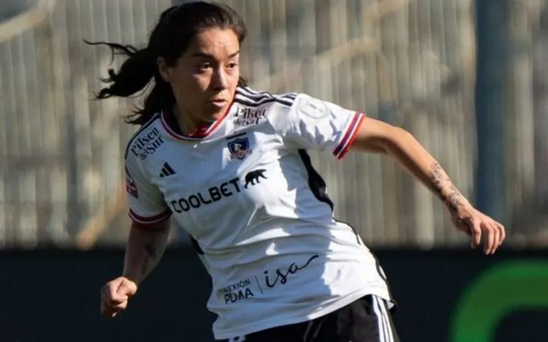 Yastin Jiménez jugando un partido por Colo-Colo Femenino.