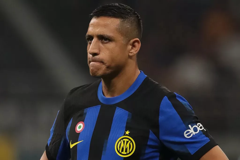 Alexis Sánchez serio con la camiseta del Inter de Milán.