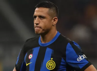 Alexis Sánchez serio con la camiseta del Inter de Milán.