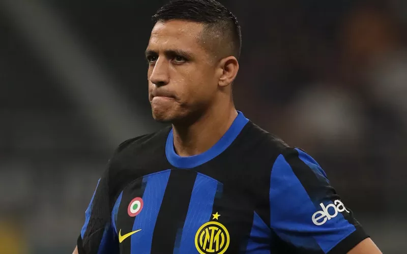 Alexis Sánchez serio con la camiseta del Inter de Milán.