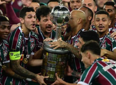 Jugadores de Fluminense con la Copa Libertadores 2023.