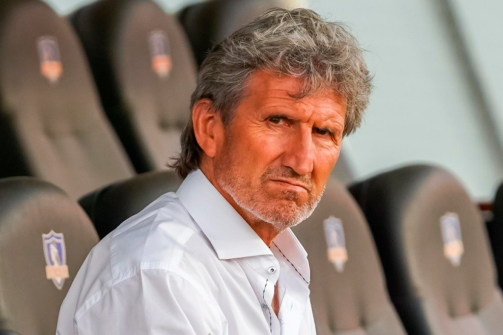 Daniel Morón con cara de seriedad en pleno banco de suplentes de Colo-Colo en el Estadio Monumental.