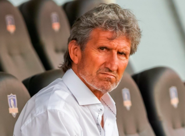 Daniel Morón con cara de seriedad en pleno banco de suplentes de Colo-Colo en el Estadio Monumental.