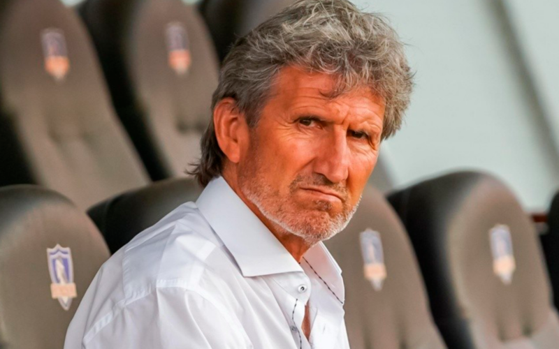 Daniel Morón con cara de seriedad en pleno banco de suplentes de Colo-Colo en el Estadio Monumental.