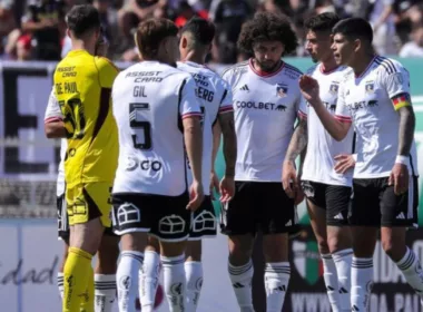 Jugadores de Colo-Colo reunidos en la cancha