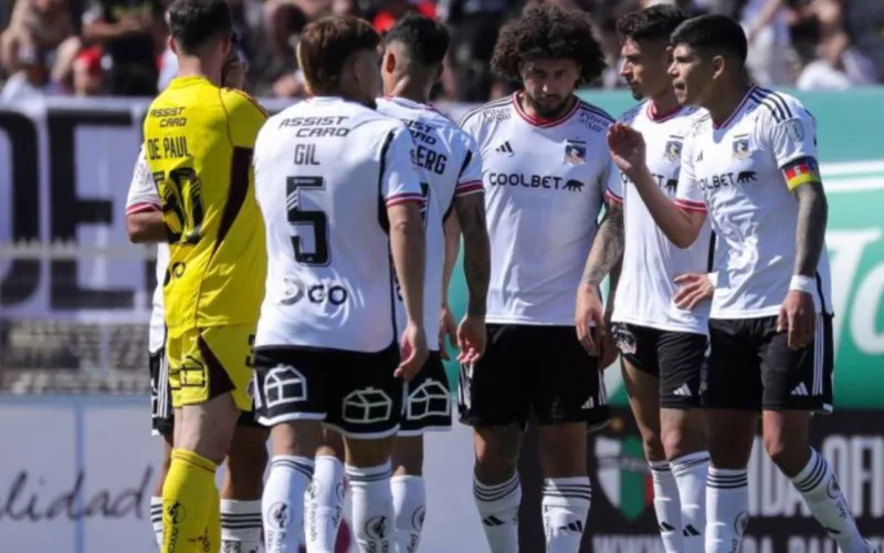 Jugadores de Colo-Colo reunidos en la cancha