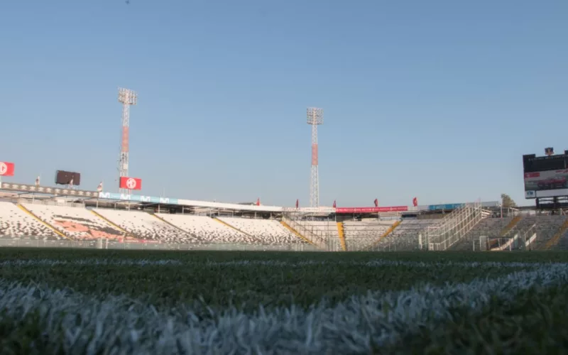 Toma rastrera de la cancha del Estadio Monumental