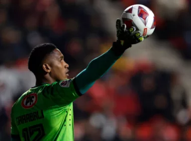 Omar Carabalí con la pelota en su mano