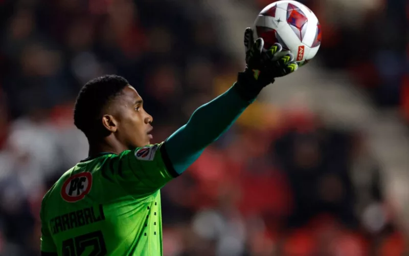 Omar Carabalí con la pelota en su mano